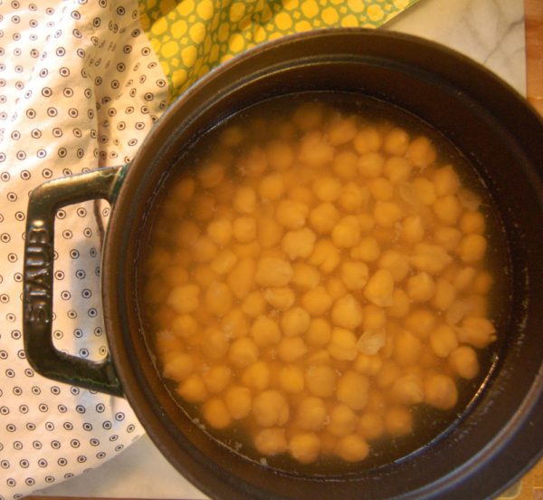 Place chickpeas, vinegar in a medium sized pot